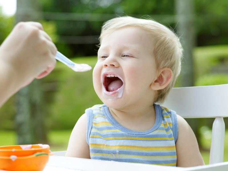 Em bé 7 tháng tuổi đang ăn dặm, phù hợp bổ sung váng sữa với liều lượng hợp lý