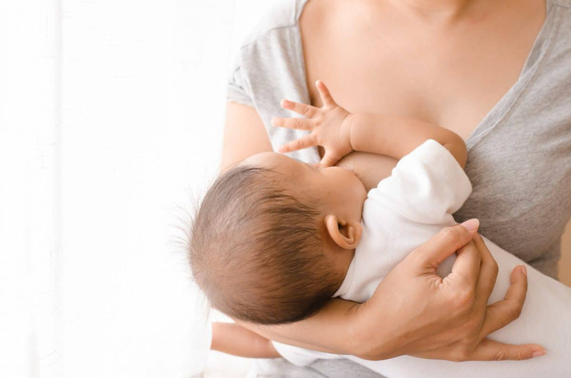 Em bé đang bú mẹ, minh họa vai trò của sữa mẹ đối với trẻ sơ sinh khi cai sữa đã lâu mà vẫn còn sữa