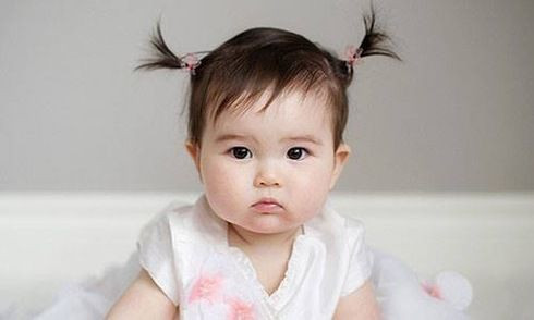 Em bé gái đang suy nghĩ, lưu ý quan trọng khi chọn tên gọi ở nhà cho bé