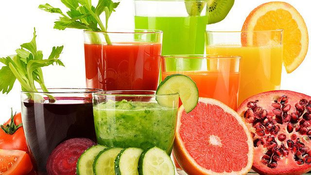 Em bé ngồi chơi đồ chơi với hình ảnh trái cây, minh họa thời điểm thích hợp cho bé uống nước trái cây