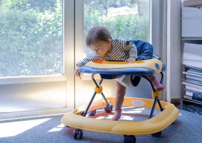 Có Nên Dùng Xe Tròn Tập Đi Cho Bé? Góc Nhìn Chuyên Gia