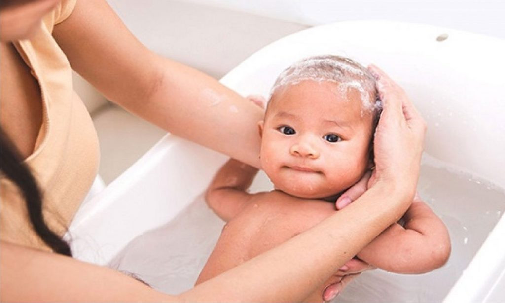 Trẻ sơ sinh nên tắm giờ nào là tốt nhất để đảm bảo sức khỏe?