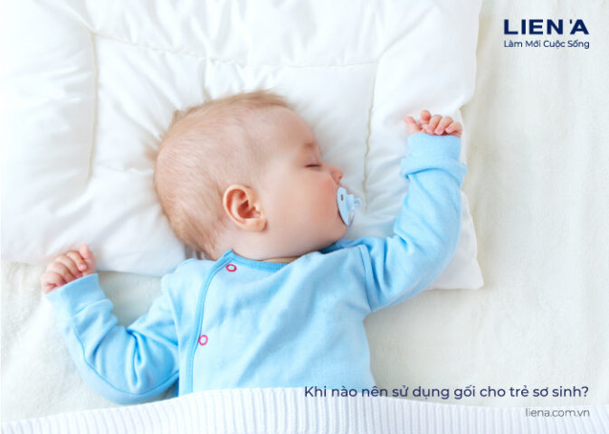 Em bé sơ sinh nằm ngủ an toàn, không kê gối để tránh rủi ro khi kê gối cho trẻ sơ sinh
