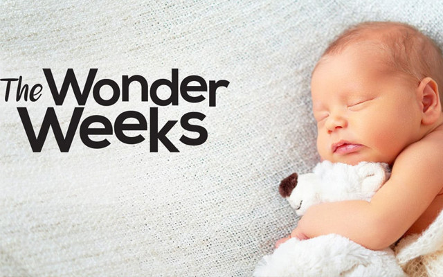 Em bé vui vẻ trong giai đoạn wonder week của bé, đánh dấu sự phát triển vượt bậc