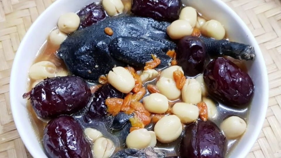 Gà ác hầm hạt sen bồi bổ sức khỏe