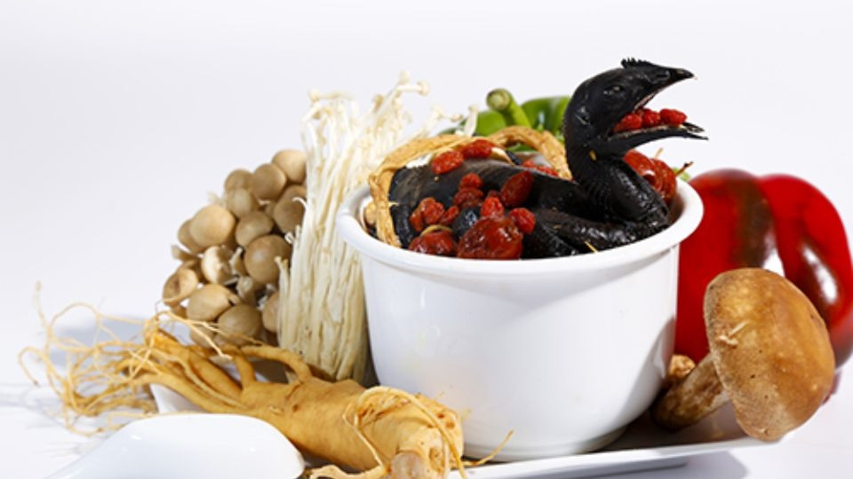 Gà ác hầm sâm đại bổ tăng cường sinh lực
