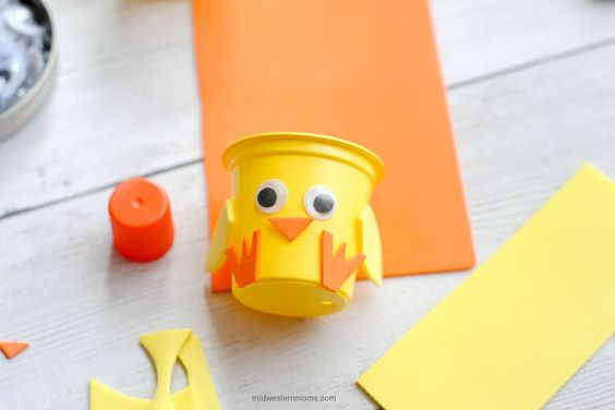 Gà con làm từ hộp sữa chua với chi tiết mỏ và chân