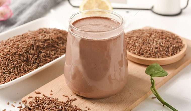 Gạo lứt giàu dinh dưỡng giúp mẹ sau sinh kiểm soát cân nặng
