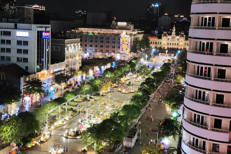 Gia đình dạo chơi trên phố đi bộ Nguyễn Huệ trong đêm hội Trung thu