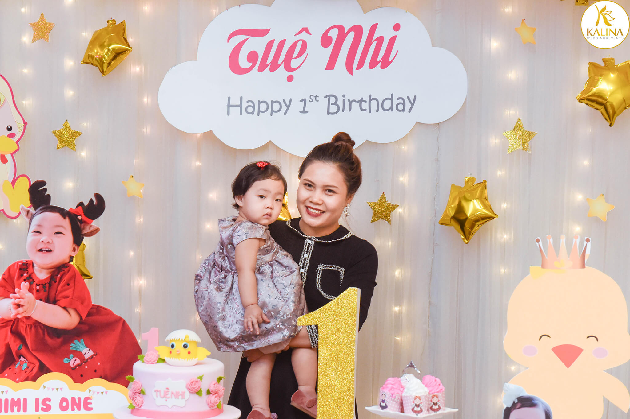 Gia đình quây quần bên nhau trong lễ cúng thôi nôi cho bé gái