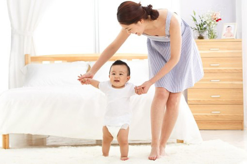 Giai đoạn phát triển của trẻ sơ sinh: Bé đi những bước đầu tiên