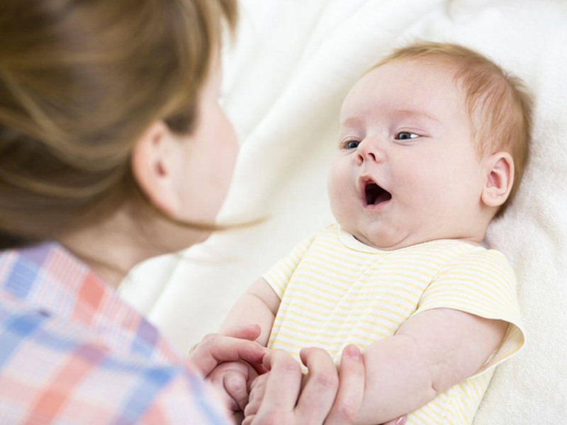 Giai đoạn phát triển của trẻ sơ sinh: Bé tập lật mình