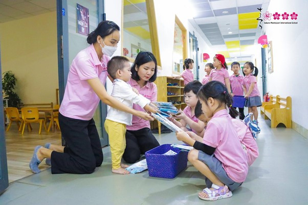 Giáo viên bản ngữ tận tâm hướng dẫn trẻ em trong lớp học tại trường mầm non quốc tế Sakura Montessori Hà Nội
