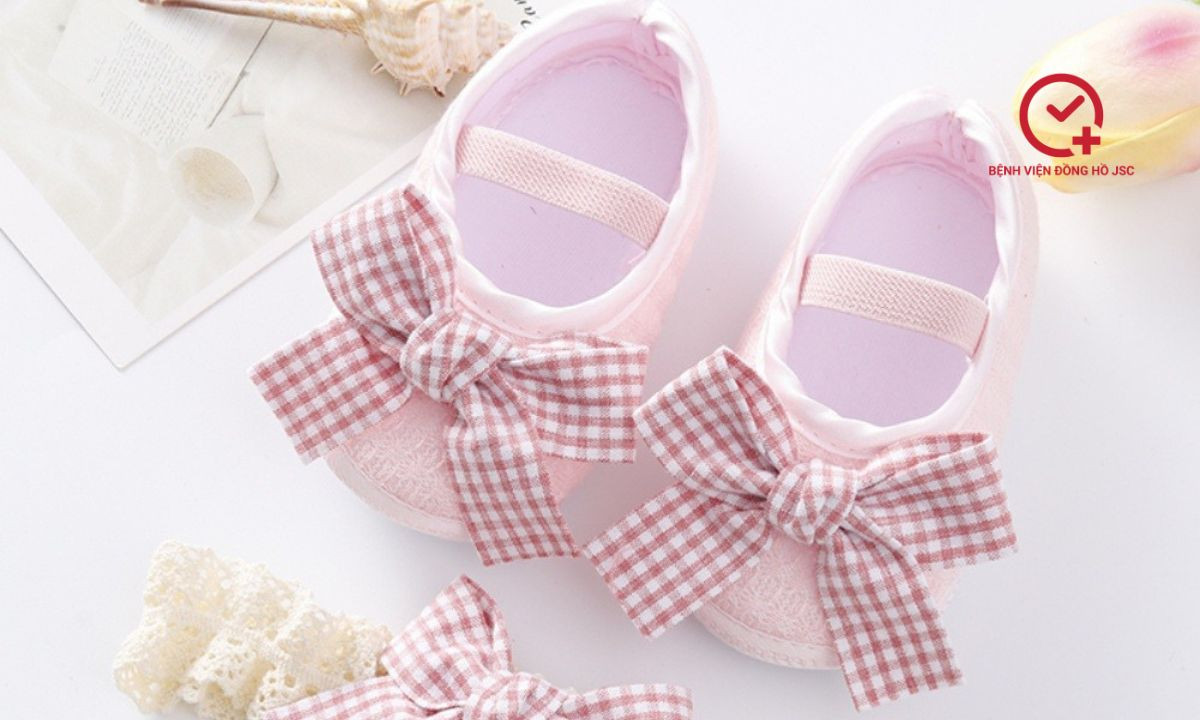 Giày tập đi mềm mại đính nơ pastel là quà tặng thôi nôi cho bé gái