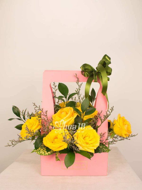 Giỏ hoa tươi cắm nghệ thuật màu vàng ấm áp, biểu tượng gia đình hạnh phúc