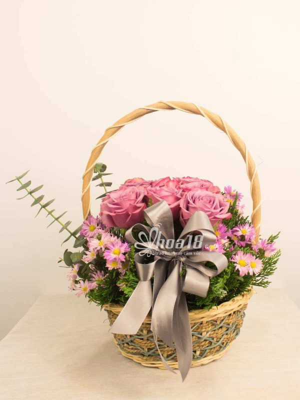 Giỏ hoa tươi đa sắc cắm nghệ thuật, tôn vinh phái đẹp trong các dịp đặc biệt