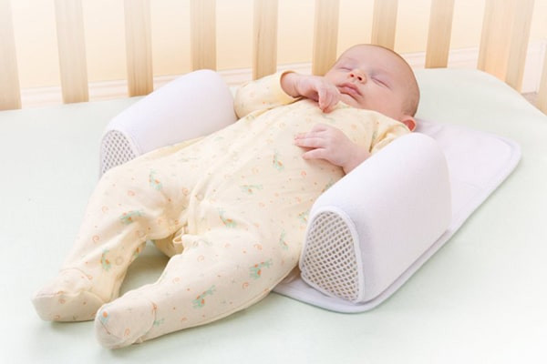 Gối đa năng là quà đầy tháng cho bé trai hỗ trợ giấc ngủ