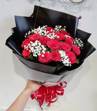 Gợi ý quà tặng 14 2 cho bạn gái là một bó hoa hồng đỏ