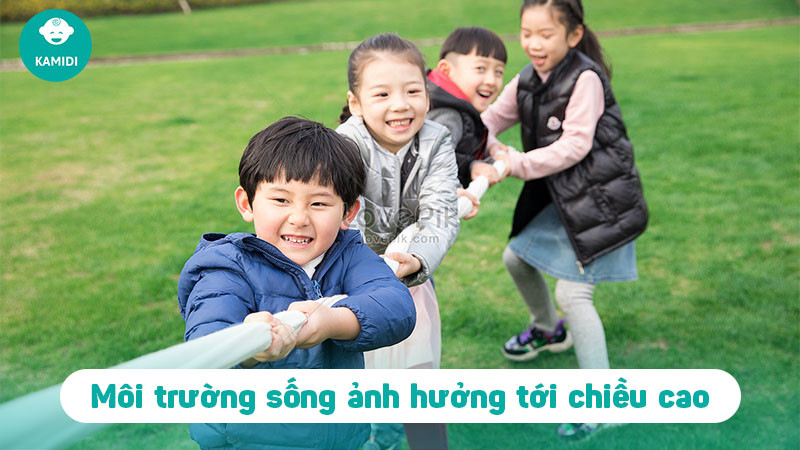 Hai bố mẹ lùn đang chơi cùng con cái