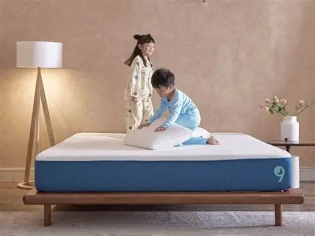 Hai vợ chồng vui vẻ bế con, biểu tượng của sự hòa hợp gia đình khi chọn đúng tuổi sinh con