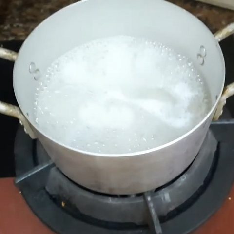 Hầm bí đỏ và hạt sen cho bé tăng cân đến khi chín mềm, đảm bảo dưỡng chất
