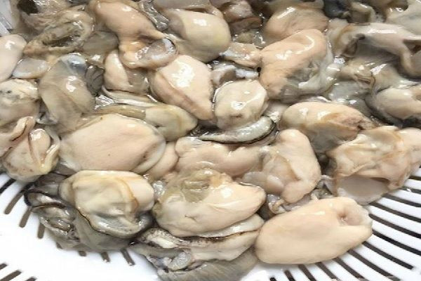 Hành củ băm nhuyễn chuẩn bị nấu cháo hàu cho bé