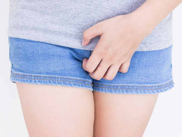 Hành động gãi ngứa vùng kín có thể gây tổn thương và nhiễm trùng khi sử dụng băng vệ sinh hàng ngày.