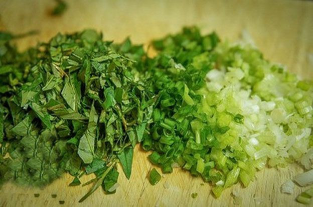 Hành lá và rau răm thái nhỏ cho cháo hàu thơm ngon