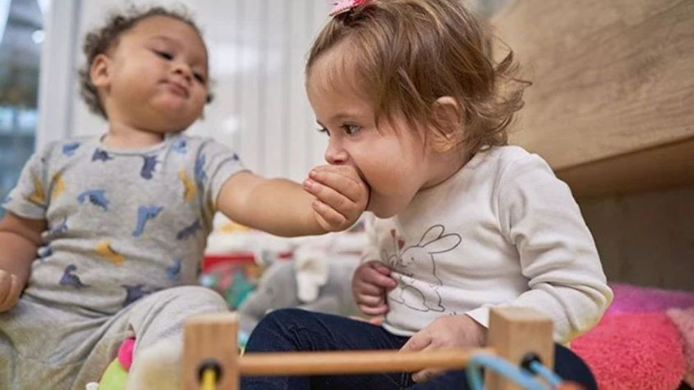 Hành vi cắn có thể phổ biến ở trẻ 2 tuổi, nhưng cần được cha mẹ định hướng