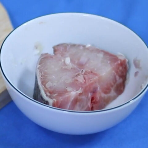 Hấp cá bớp mềm nhừ để nghiền nấu cháo cho bé