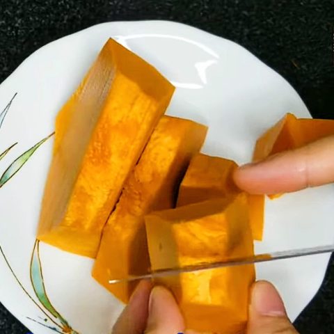 Hấp chín bí đỏ cho bé tăng cân, đảm bảo mềm nhừ và dễ xay