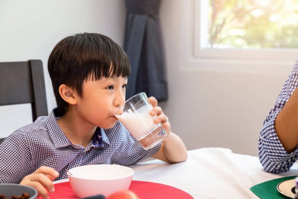 Uống sữa sau bữa chính 2 tiếng sẽ dễ hấp thụ hơn, đây là thời điểm uống sữa lúc nào tốt nhất cho trẻ nhỏ
