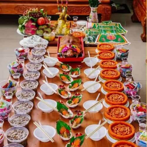 Heo quay và các lễ vật mặn trên mâm cúng thôi nôi cho bé gái