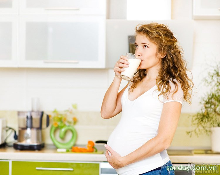 Hình ảnh bà bầu vui vẻ uống bột sắn dây