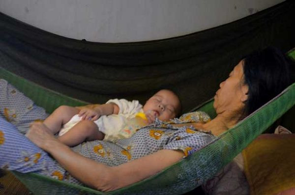 Hình ảnh bà ru cháu trên võng, lưu giữ nét đẹp văn hóa của bài hát ru con Nam Bộ truyền thống