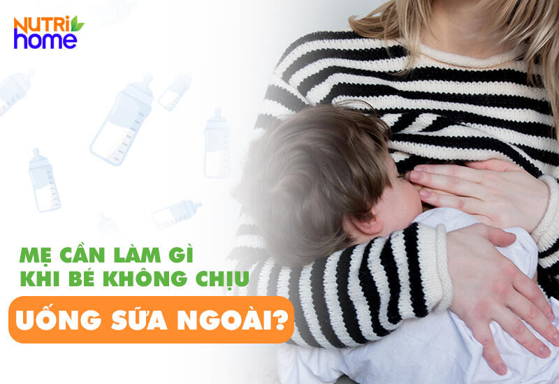 Hình ảnh bé sơ sinh đang bú bình, thể hiện nguyên nhân bé không chịu uống sữa ngoài do thích bú mẹ hơn.