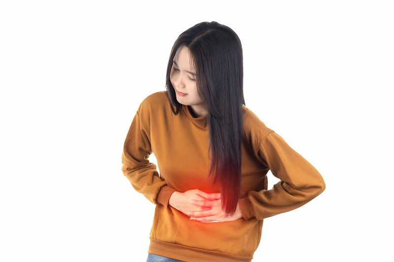Hình ảnh biểu tượng nguy hiểm về thịt chế biến sẵn, nhấn mạnh mối liên hệ giữa việc ăn xúc xích và nguy cơ ung thư đại trực tràng
