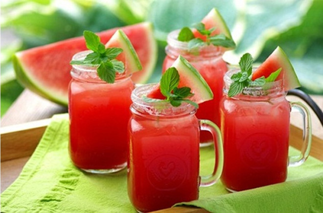 Hình ảnh các miếng dưa hấu tươi ngon, nguyên liệu để làm nước ép thanh mát cho bé
