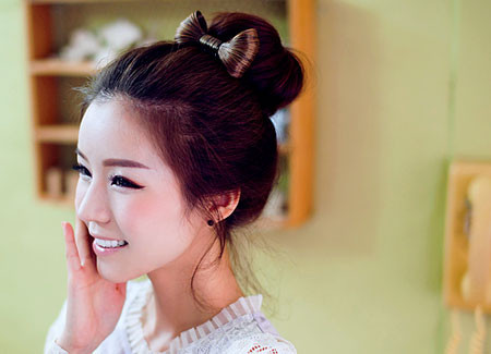 Hình ảnh cô gái với kiểu búi tóc củ tỏi kiểu Hàn Quốc gọn gàng, trẻ trung