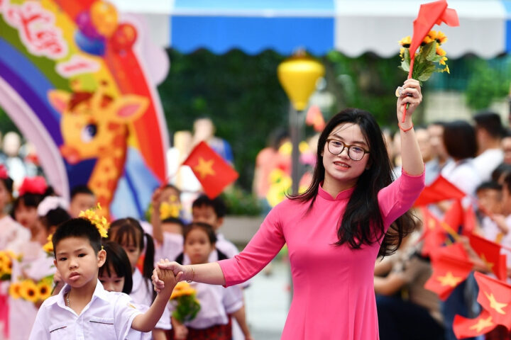 Hình ảnh cô giáo mầm non và học sinh trong khoảnh khắc đáng yêu, gợi nhớ những lời chúc ý nghĩa