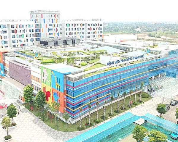 Hình ảnh cổng vào Bệnh viện Nhi Đồng 3, một cơ sở y tế uy tín được nhiều phụ huynh tin tưởng khi tìm hiểu bệnh viện nhi đồng 3 có tốt không