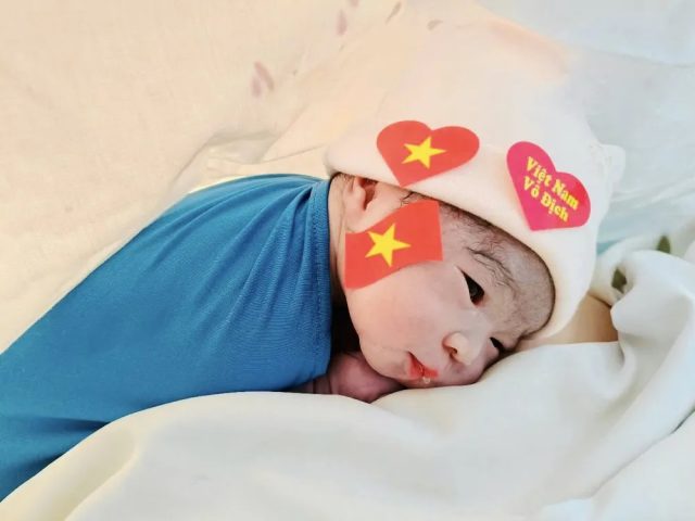 Hình ảnh dễ thương của em bé: Khoảnh khắc ngọt ngào