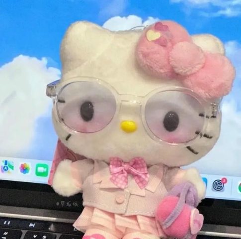 Hình ảnh Hello Kitty dễ thương với đôi mắt sáng ngời, thể hiện sự vui vẻ.