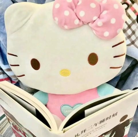 Hình ảnh Hello Kitty dễ thương và ngọt ngào, với chiếc nơ nhỏ nhắn bên tai.