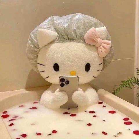 Hình ảnh Hello Kitty dễ thương nằm thư giãn trên đám mây, mang đến cảm giác bình yên.