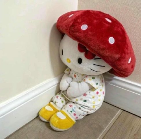 Hình ảnh Hello Kitty dễ thương tươi cười rạng rỡ, với chiếc nơ nhỏ xinh xắn.