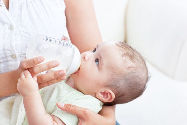 Hình ảnh mẹ đang cho bé bú sữa, minh họa quá trình cai sữa và thời gian hết sữa mẹ