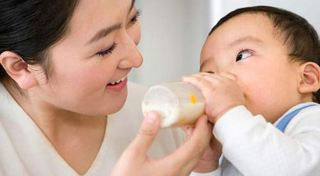 Hình ảnh minh họa pha sữa Pediasure cho trẻ nhỏ, cần lưu ý không dùng cho trẻ sơ sinh.