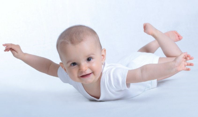 Hình ảnh một bé gái đang uống nước cam tươi, liên tưởng đến tác dụng bảo vệ hệ tiêu hóa của trẻ