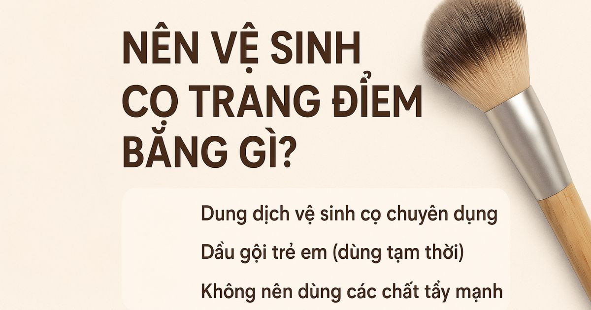 Hình ảnh một bộ cọ trang điểm đã qua sử dụng và dung dịch giặt cọ chuyên dụng, minh họa tầm quan trọng của việc giặt cọ trang điểm bằng gì để giữ gìn vệ sinh và kéo dài tuổi thọ cọ.